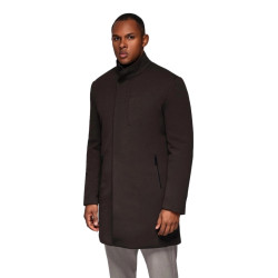 Vīriešu tumši brūns mētelis Alpēs.