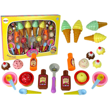 Saldumu komplekts: saldējums, cupcakes, mērces, karotes