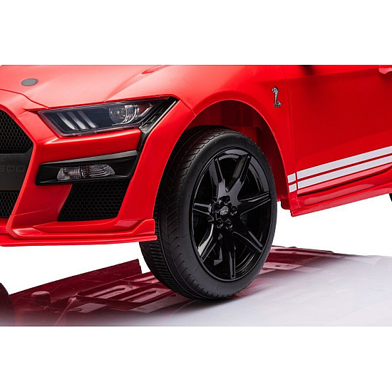 Ford Mustang GT500 sarkans auto