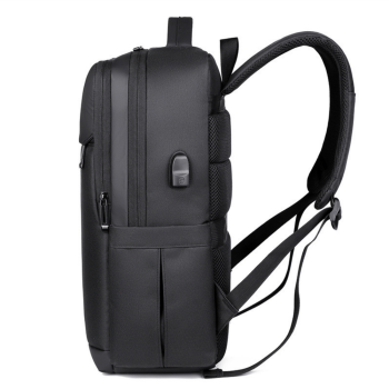 Melna mugursoma ar USB, klēpjdatora kabatu un atstarotājiem 16 l, 45 cm