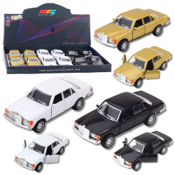 Klasisks automobilis Metāliski motorizēti priekšējie lukturi Atverot durvis, atskan skaņas Blendēt