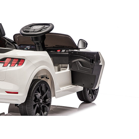 Balts „Ford Mustang Mach-E“ automobilis Automašīnas