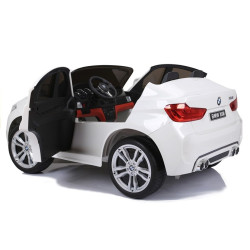 Balts BMW X6M ar akumulatoru darbināms automobilis