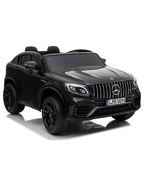 Melns elektromobilis Mercedes GLC 63S