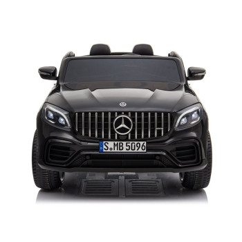 Melns elektromobilis Mercedes GLC 63S