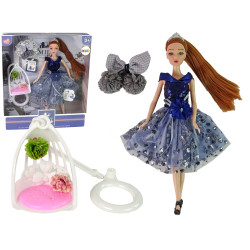 Lelle Emilija ar šūpolēm