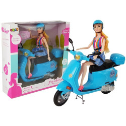 Lelle ar motorolleru un ķivere