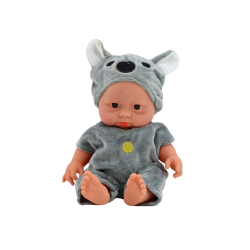Mazā lelle mazulis ar pelēkiem apģērbiem un koalas cepuri