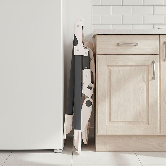 ECOTOYS kokoontaitettava syöttötuoli, jossa on leluja