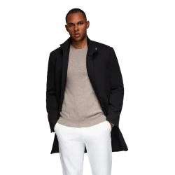 Vīriešu melns mētelis Alpijos.