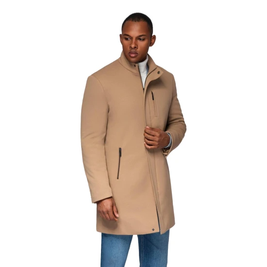 Vīrišķis brūns mētelis Alpijā Mēteļi