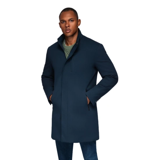 Vīrišķis tumši zils mētelis Alpi. Mēteļi