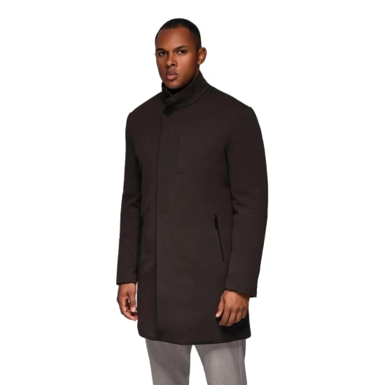 Vīriešu tumši brūns mētelis Alpēs. Mēteļi