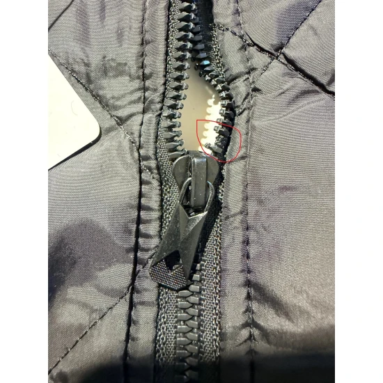 Vīriešu melna jaka ar kapuci Lator Jakas