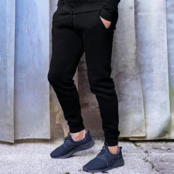 Melns sporta kostīms ar kapuci un rāvējslēdzēju vīriešiem