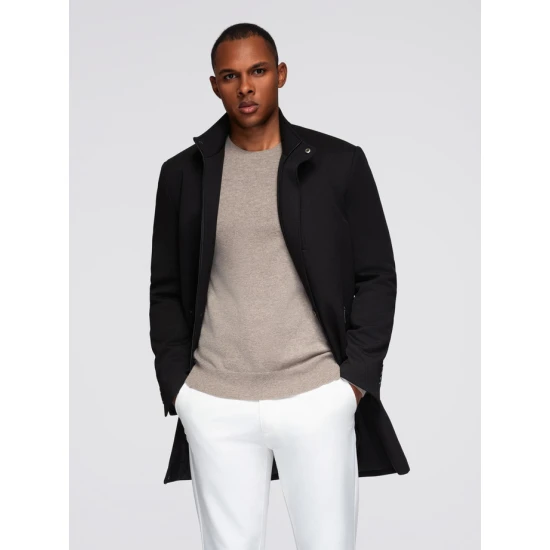 Vīriešu melns mētelis Alpijos. Mēteļi