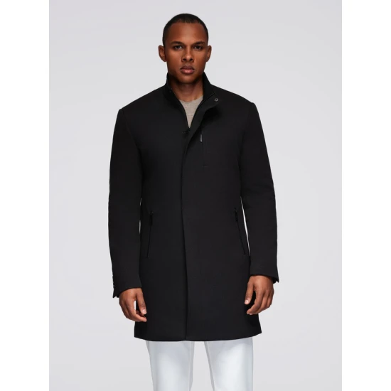 Vīriešu melns mētelis Alpijos. Mēteļi