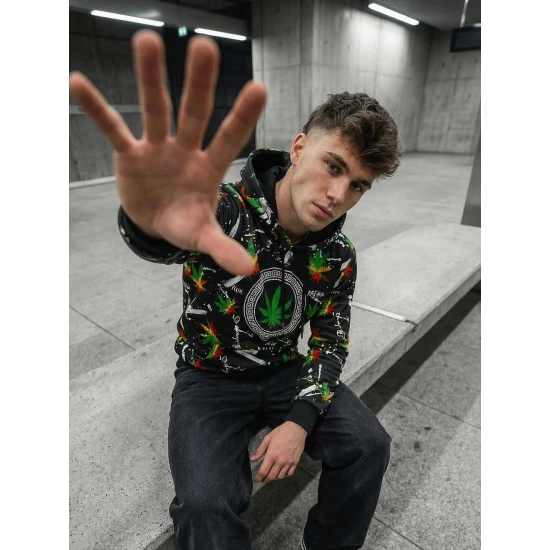 Vīriešu melns džemperis ar daudzkrāsainu apdruku Kanna O/B267