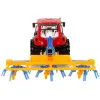 Sarkans traktors ar grābekļa berzes piedziņu