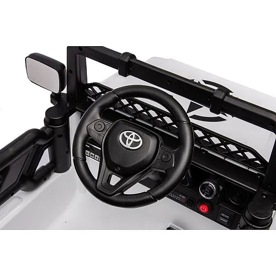 Toyota FJ ar akumulatoru darbināms balts SUV
