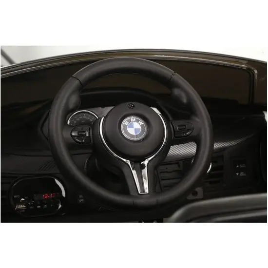 Melns BMW X6 elektromobilis