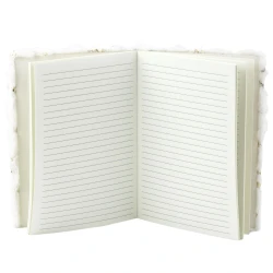 Balta piezīmju grāmatiņa ar līnijām un zelta zvaigznītēm, A5, 80 lapas.