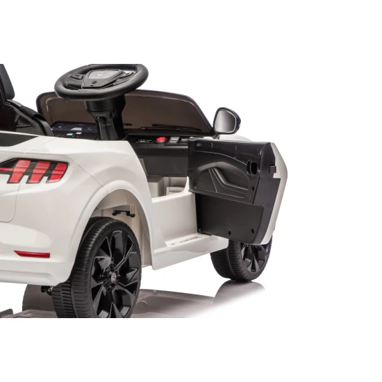 Balts „Ford Mustang Mach-E“ automobilis Automašīnas