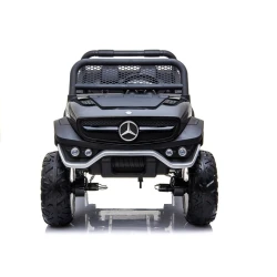 Melns Mercedes 4x4 akumulatora automobilis
