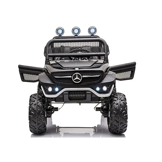 Melns akumulatora darbināms automobilis „Mercedes Unimog S“