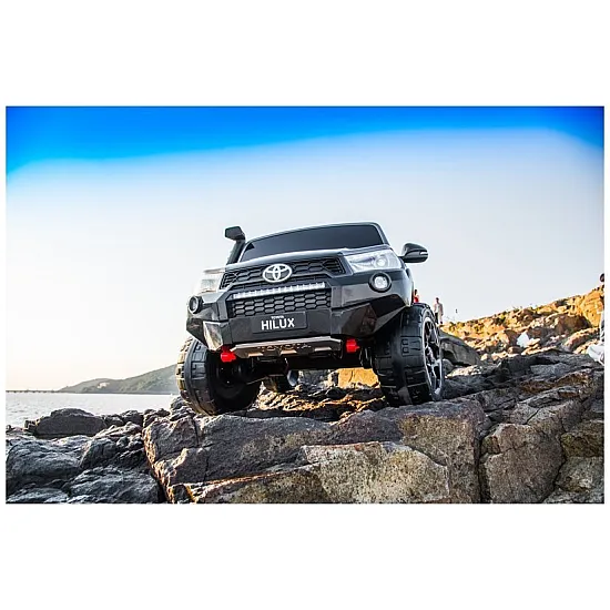 Valge elektriline lasteauto Toyota Hilux