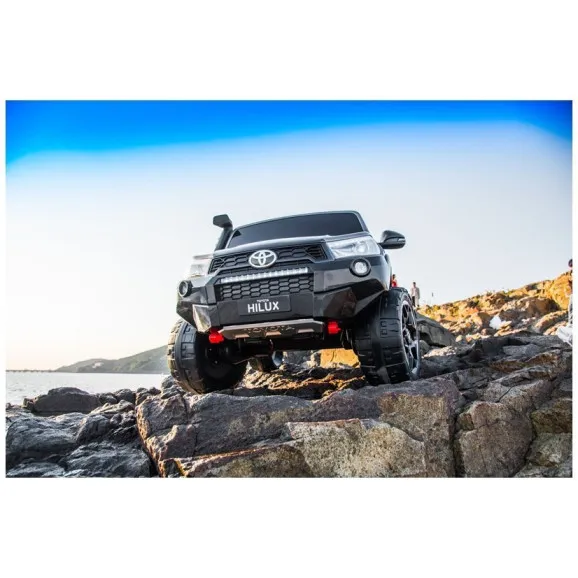 Balts elektriskais bērnu auto „Toyota Hilux“