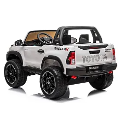 Valge elektriline lasteauto Toyota Hilux