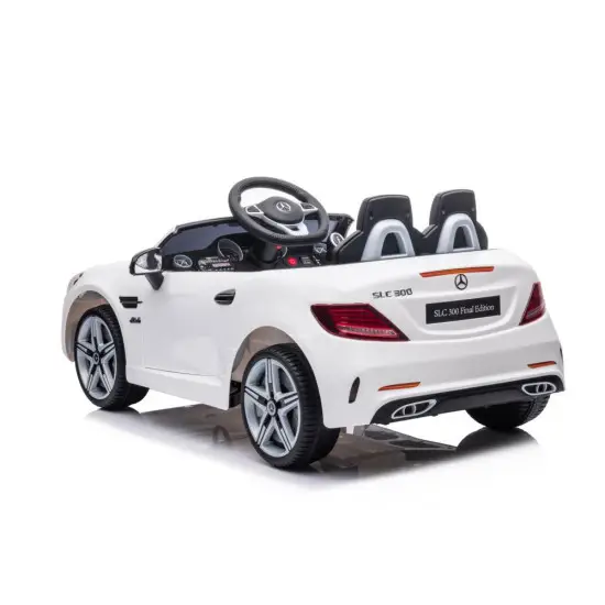 Mercedes SLC 300 elektriskais baltais automobilis