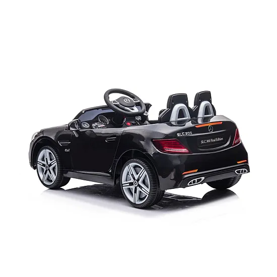 Elektriskais melnais automobilis Mercedes SLC 300