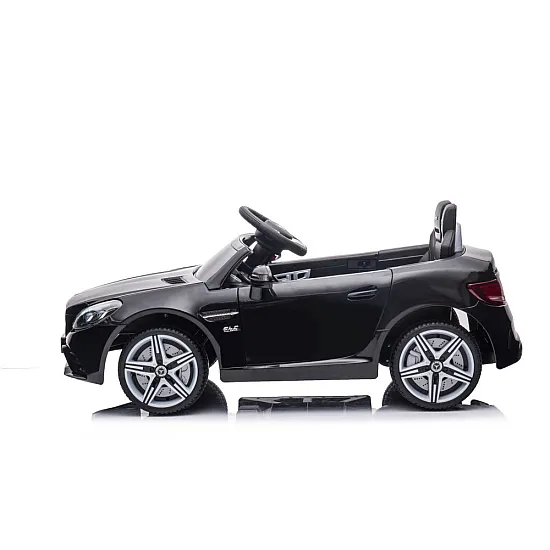 Elektriskais melnais automobilis Mercedes SLC 300