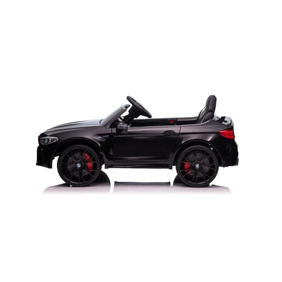 Melna elektriskā automašīna BMW M5 drifts Automašīnas