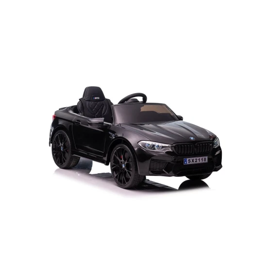 Melna elektriskā automašīna BMW M5 drifts Automašīnas