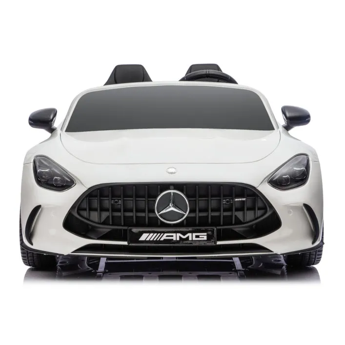 Balts elektriskais automobilis „Mercedes AMG DK-GT63“