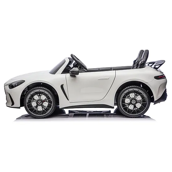 Baltas elektrinis automobilis Mercedes AMG DK-GT63