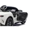 Balts elektriskais automobilis „Mercedes AMG DK-GT63“