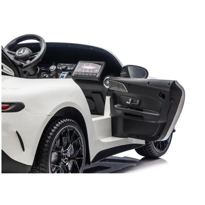 Balts elektriskais automobilis „Mercedes AMG DK-GT63“