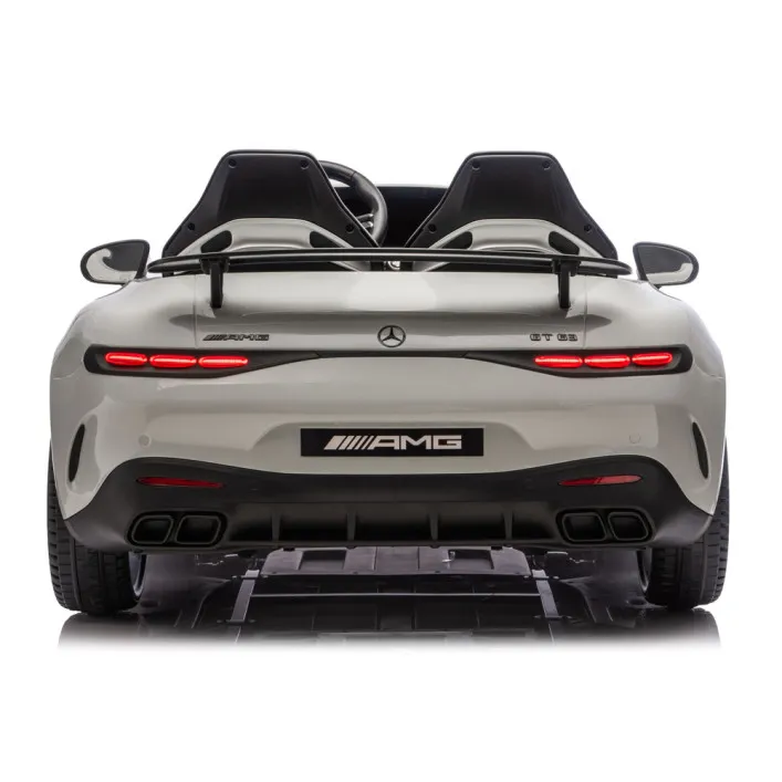 Pelēka elektriskā automašīna Mercedes AMG DK-GT63