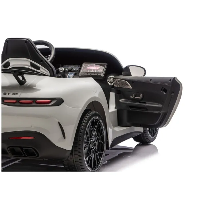 Pelēka elektriskā automašīna Mercedes AMG DK-GT63