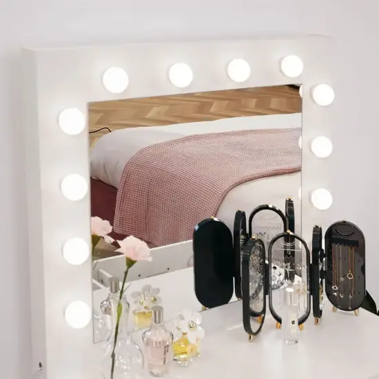 Liels kosmētikas galdiņš ar spoguli un LED apgaismojumu
