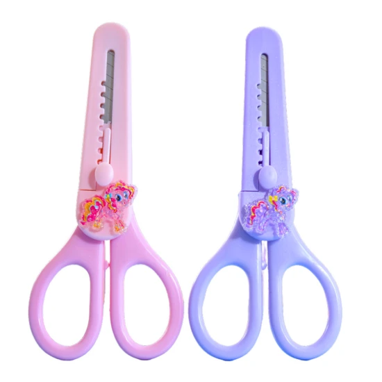 Bērnu šķēres ar futrālīti, rotātas ar dažādiem zirgu motīviem, 14 cm Nelieli kancelejas piederumi