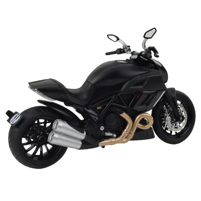 Sporta melnā metāla motocikls