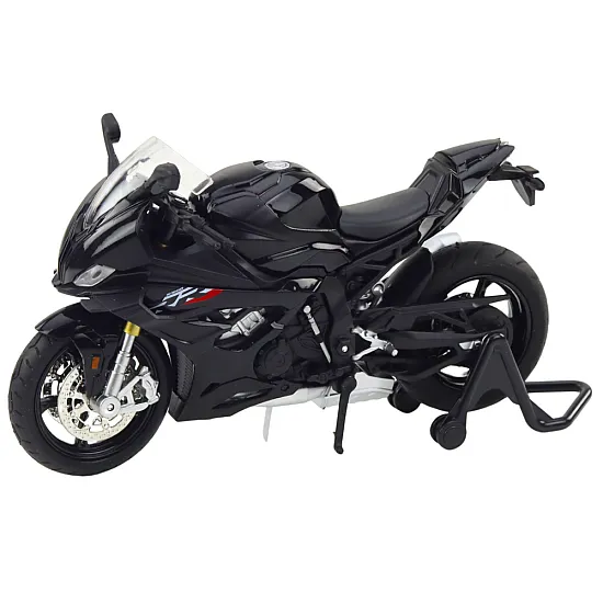 Sporta melnā metāla motocikls