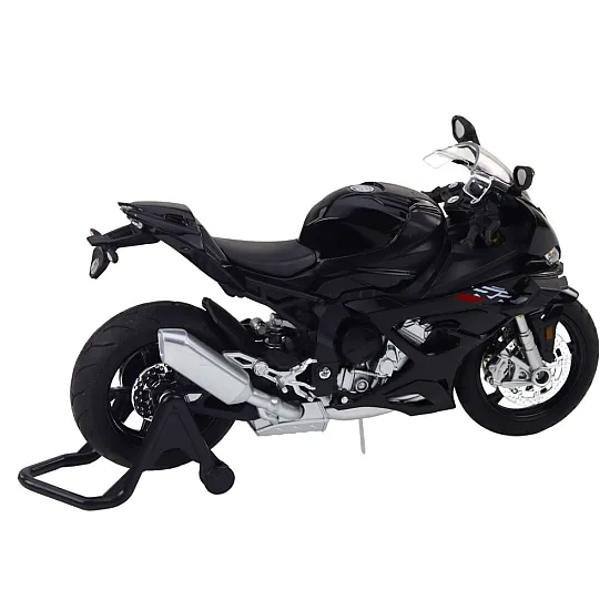 Sporta melnā metāla motocikls