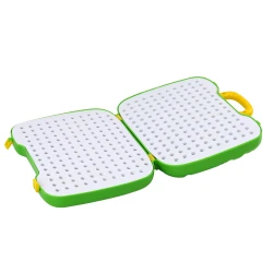 Galda kofera komplekts ar ģeometriskām figūrām un skrūvgriezi.